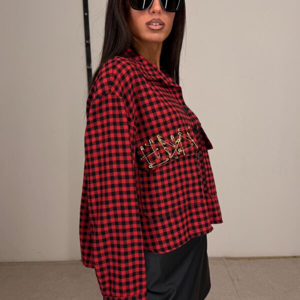 Camicia crop con spille e tasconi