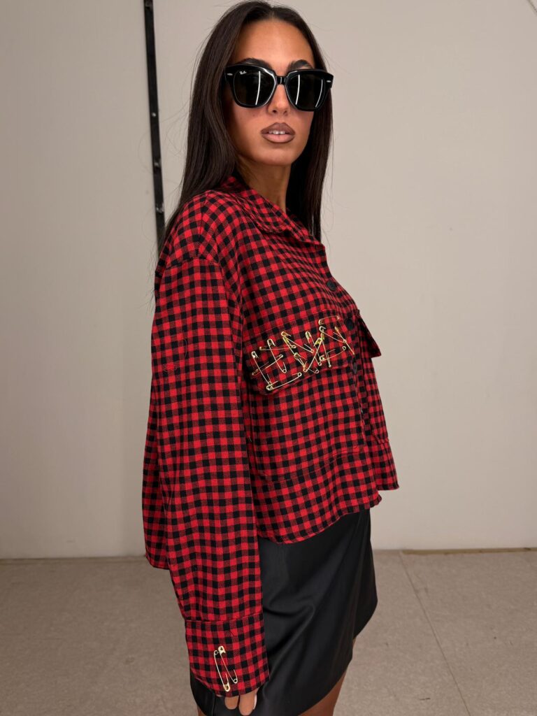 Camicia crop con spille e tasconi