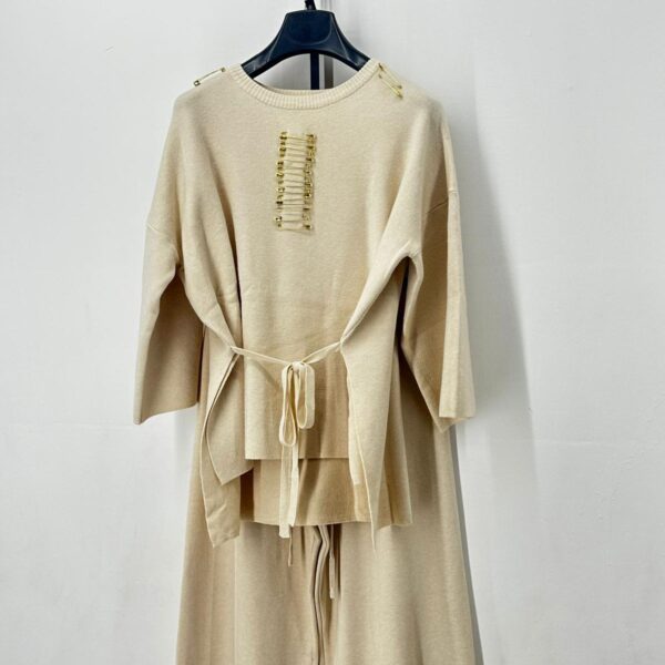 Coordinato con spille, aperture laterali e cinta