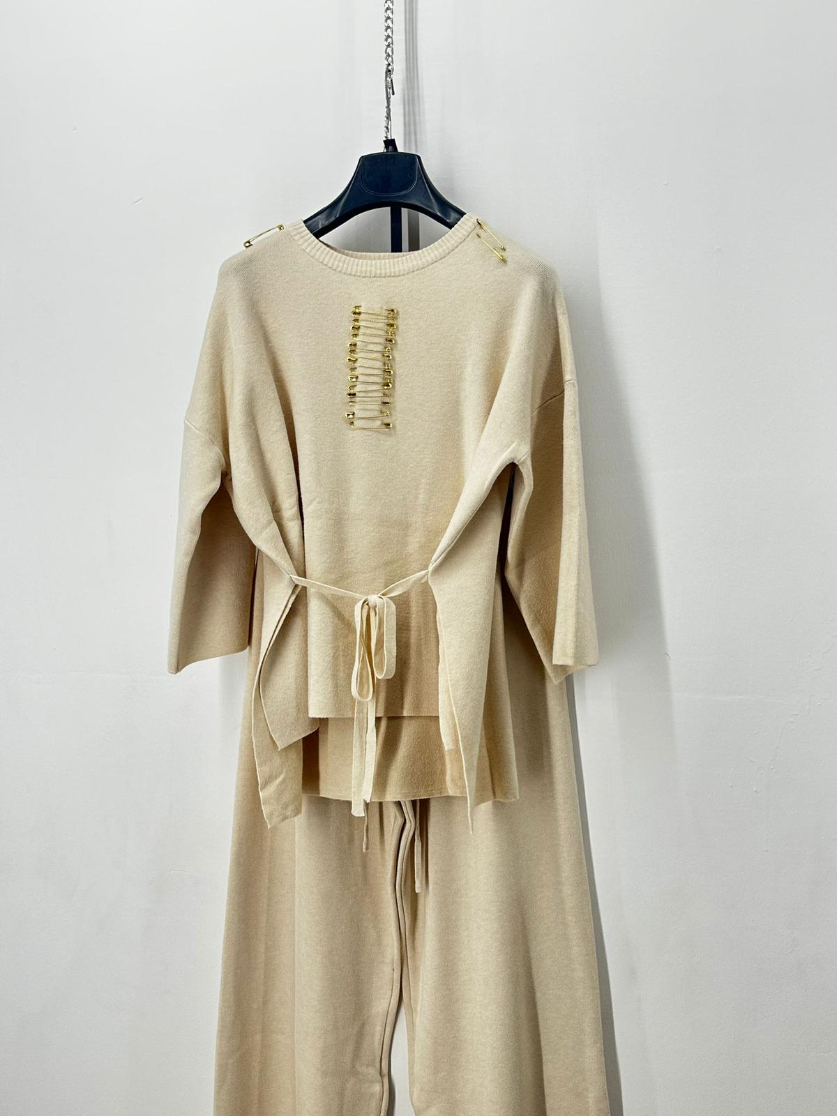 291 Coordinato con spille, aperture laterali e cinta