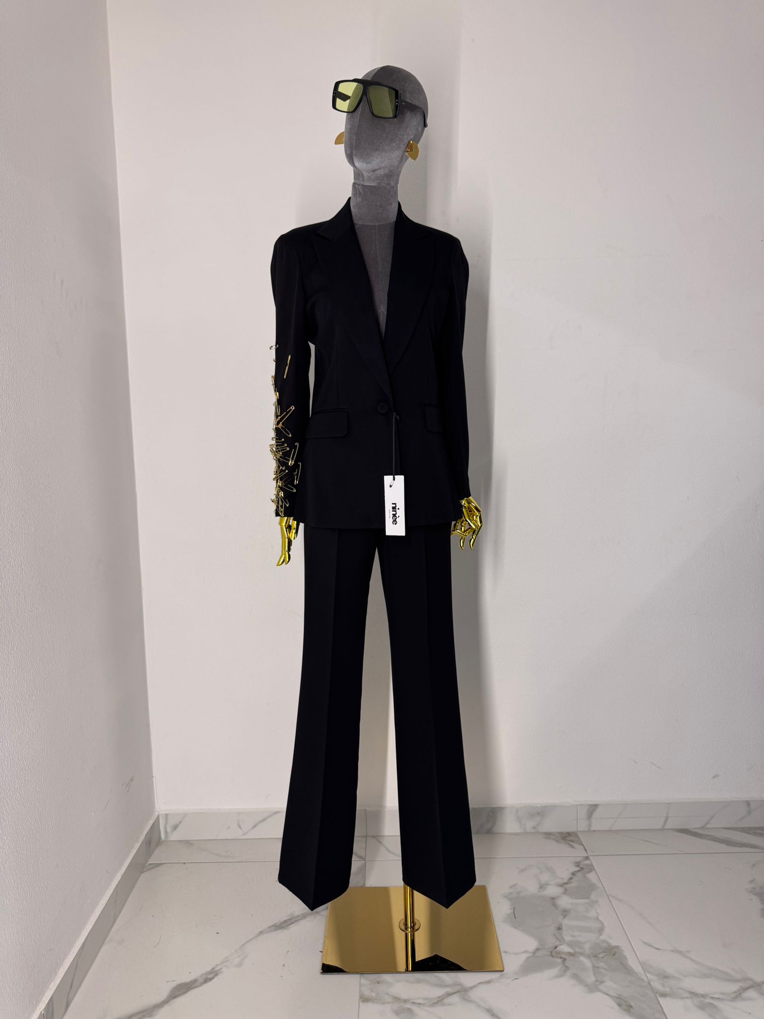 Tailleur nero con spille laterali su manica