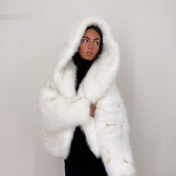 Pelliccia bianca con spille sparse sulle maniche e cappuccio