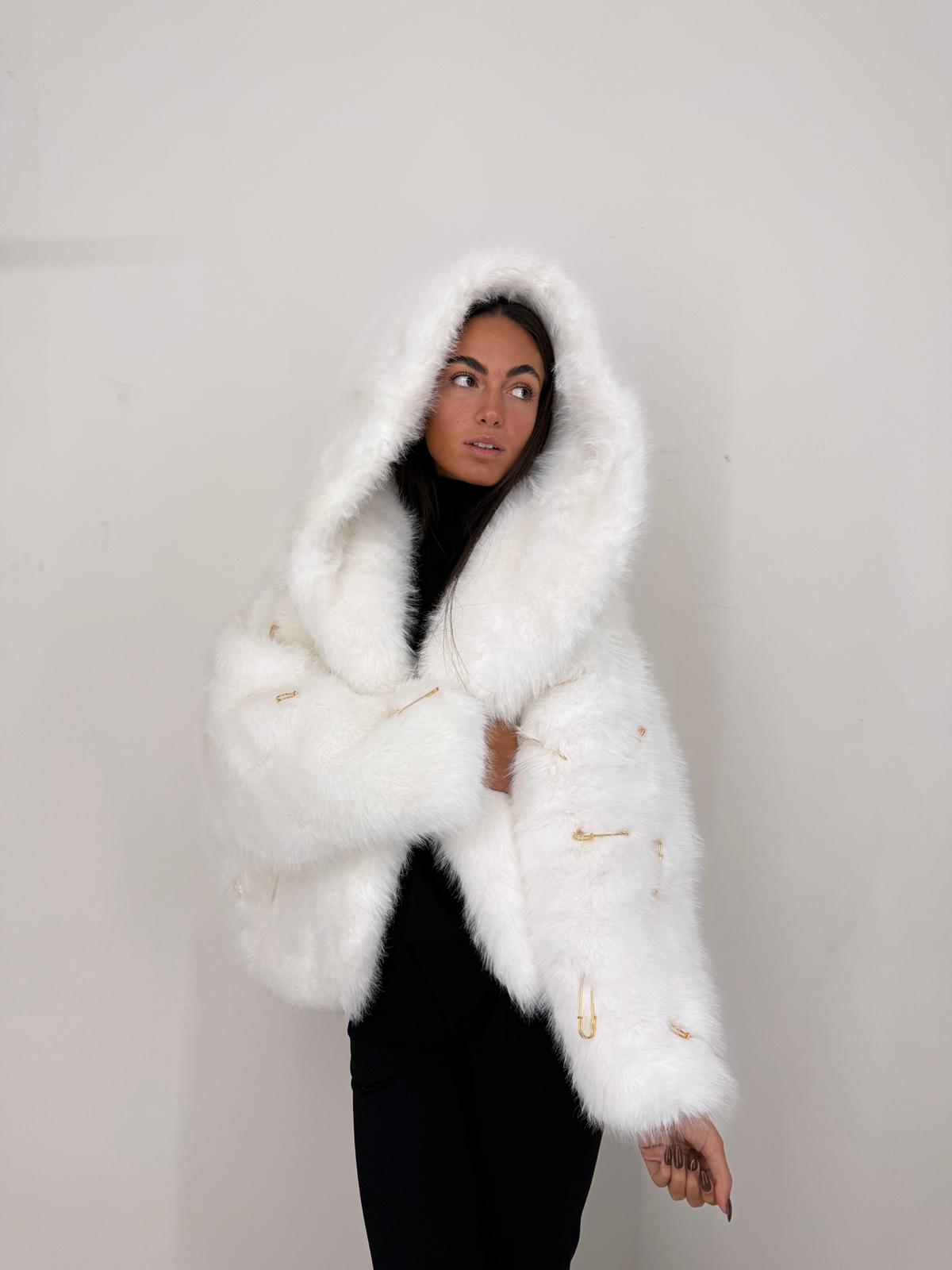 Pelliccia bianca con spille sparse sulle maniche e cappuccio
