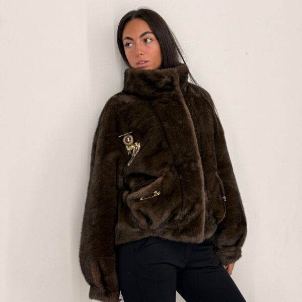 Pelliccia con collo alto, tasche e spille