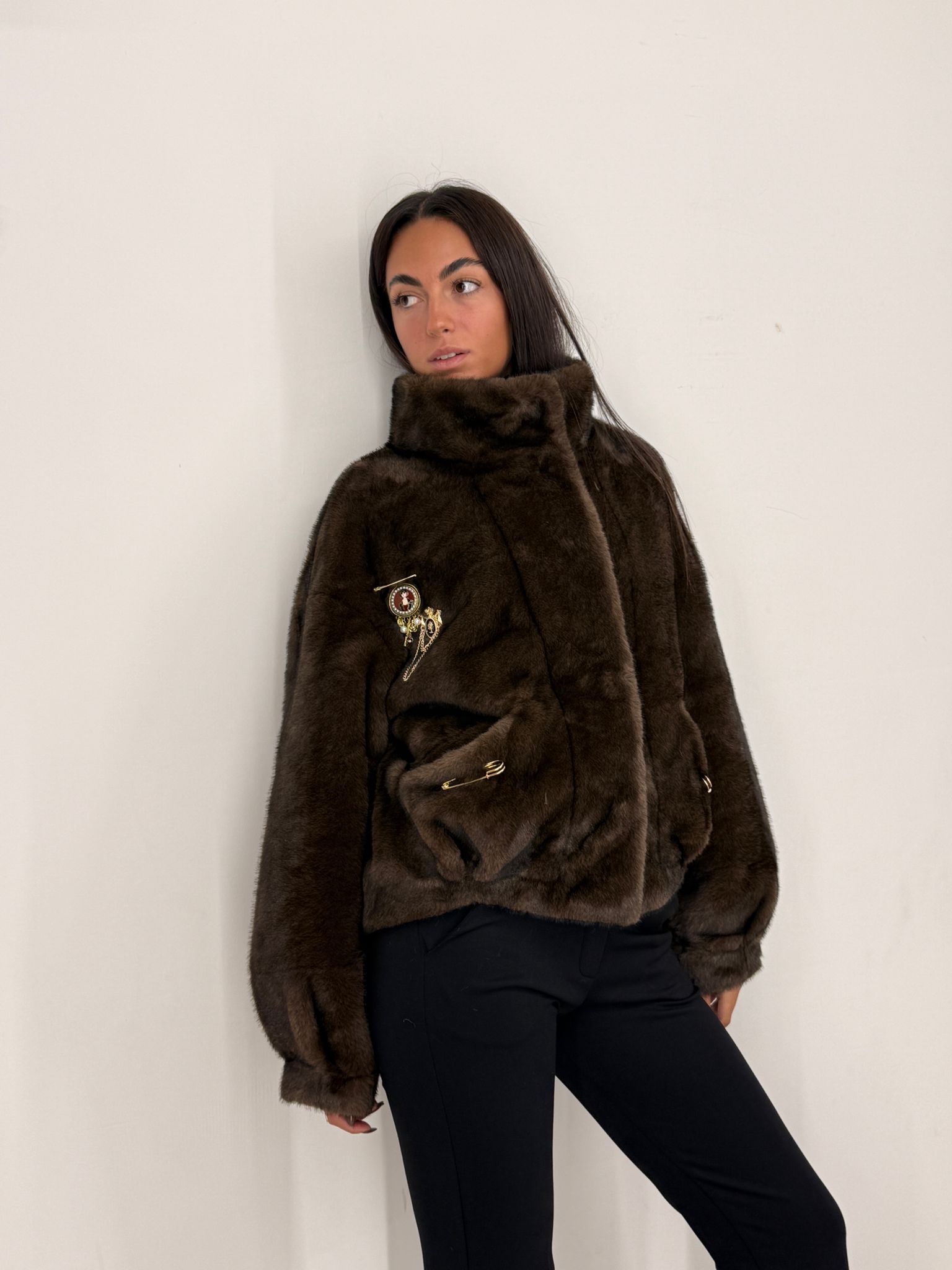 299 Pelliccia con collo alto, tasche e spille