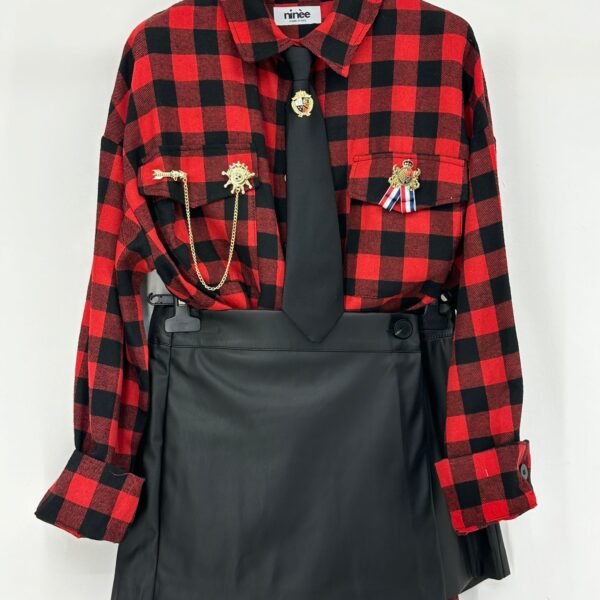 Camicia a quadri con cravatta e spille decorative