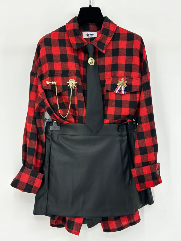 Camicia a quadri con cravatta e spille decorative