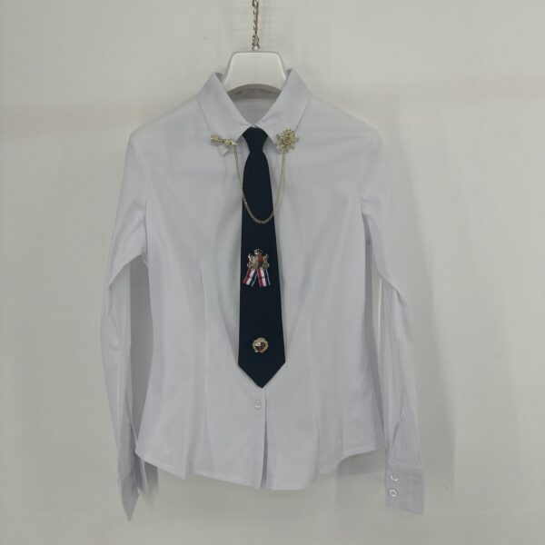 Camicia sfiancata con cravatta e spille