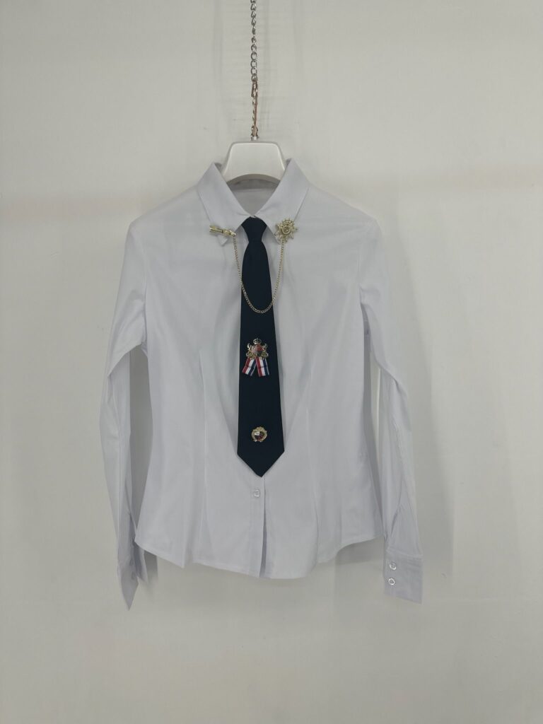 Camicia sfiancata con cravatta e spille