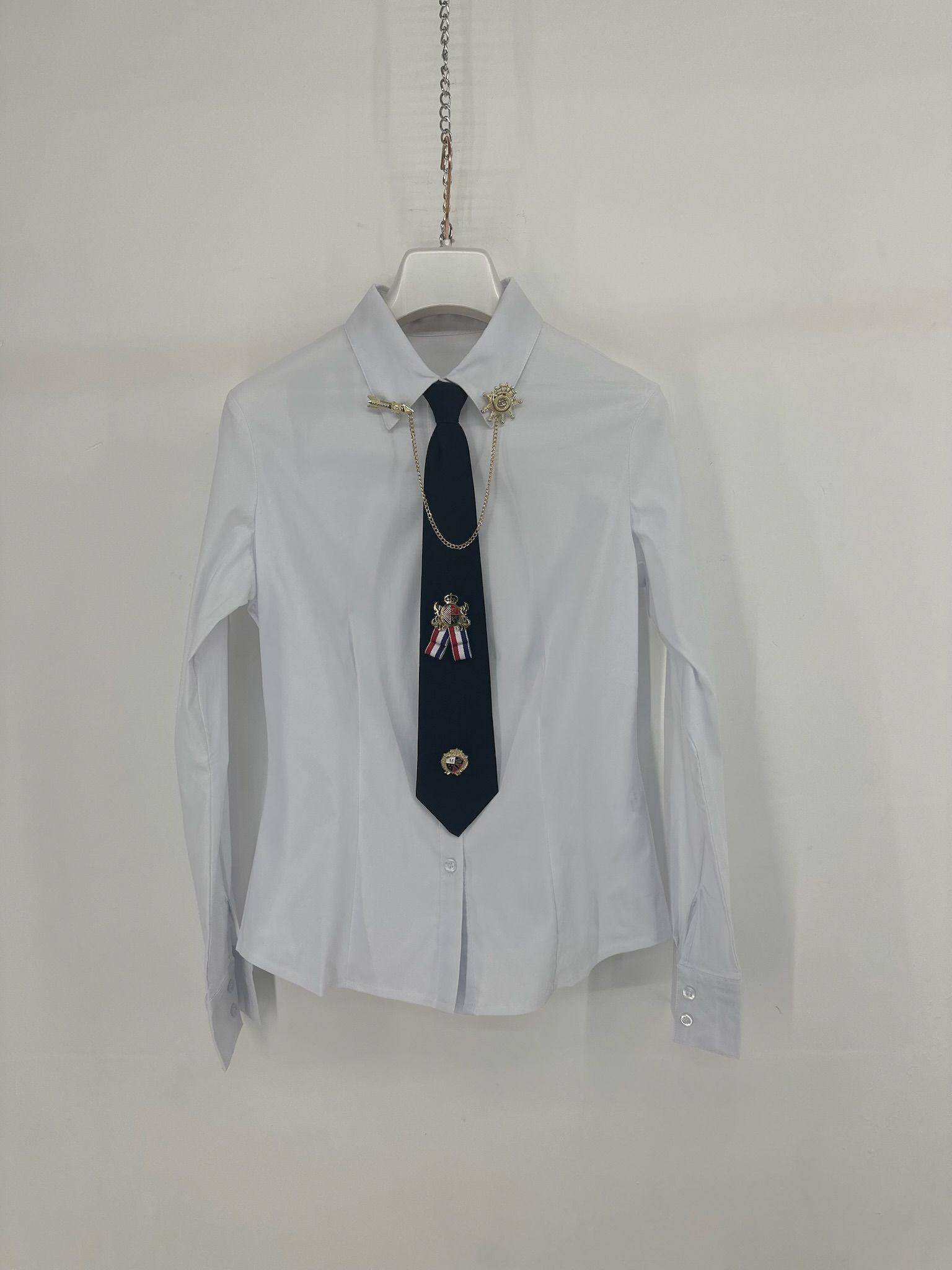 305 Camicia sfiancata con cravatta e spille