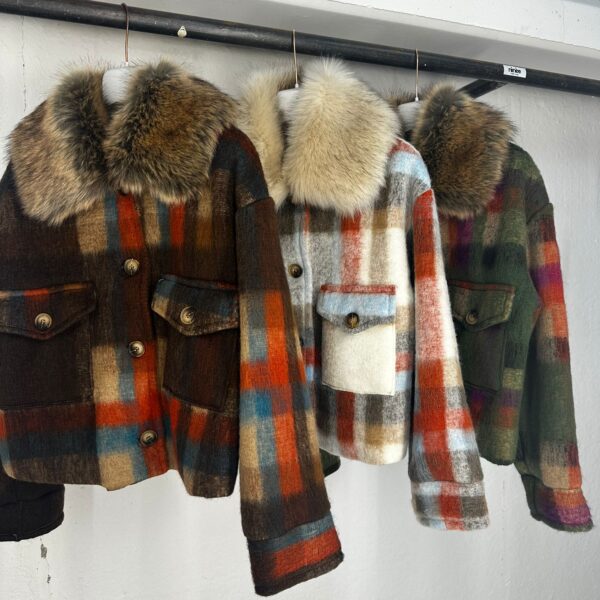 Cappotto crop con pelliccia al collo