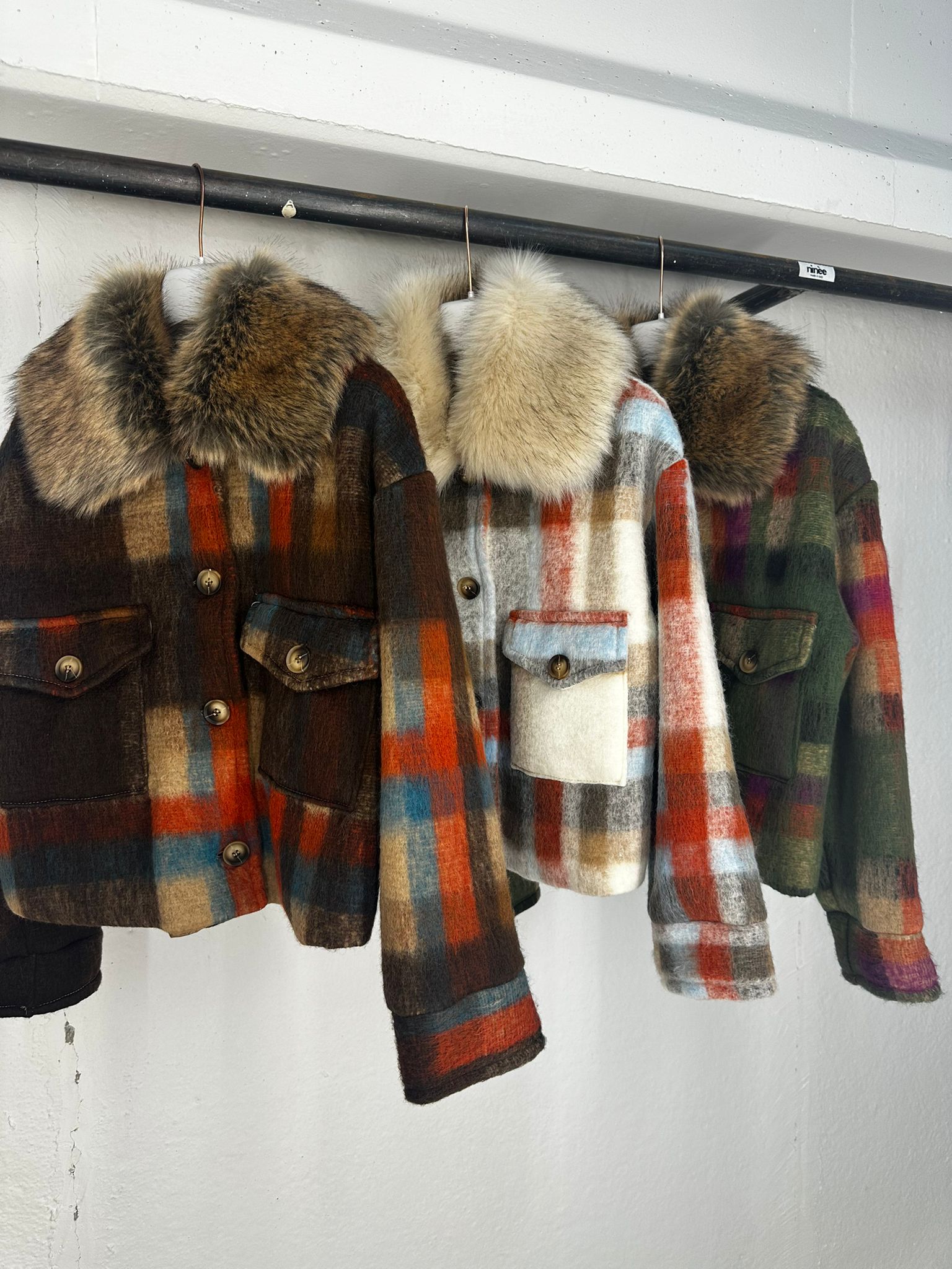 Cappotto crop con pelliccia al collo