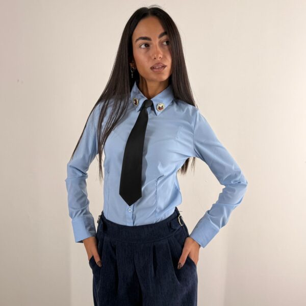 Camicia con cravatta e spille al colletto
