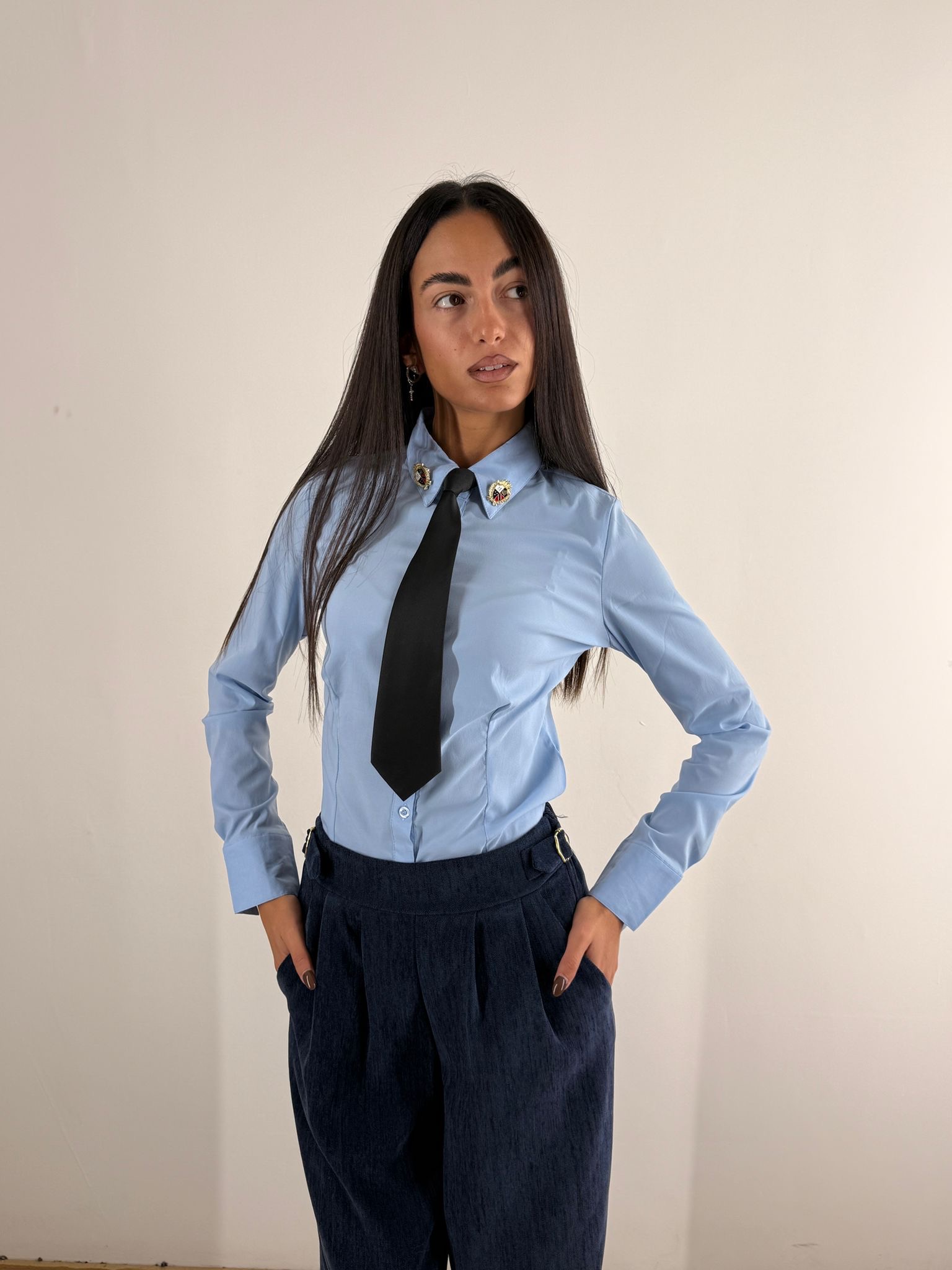 309 Camicia con cravatta e spille al colletto