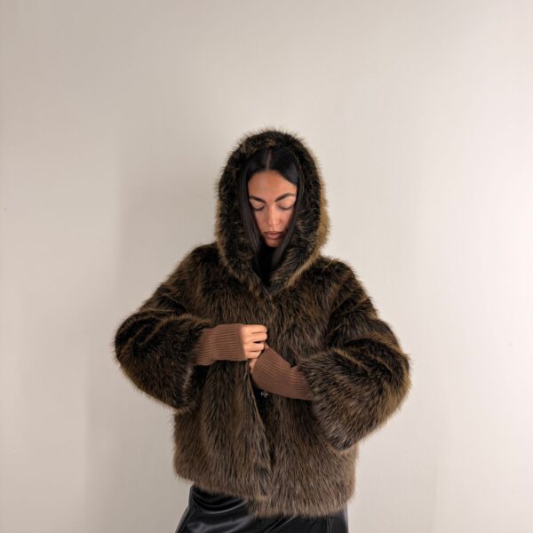 Pelliccia con cappuccio e maniche in maglia