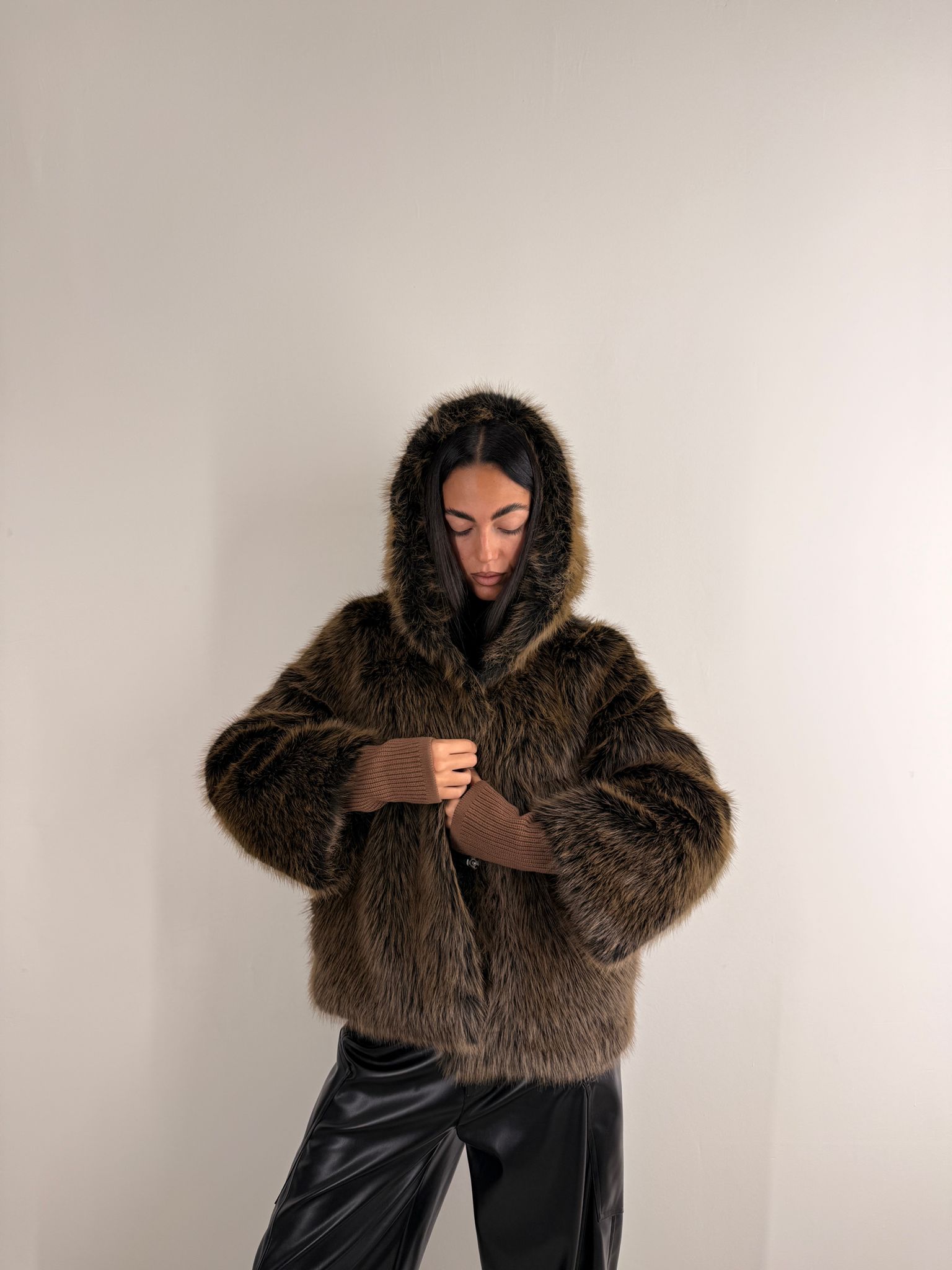 Pelliccia con cappuccio e maniche in maglia