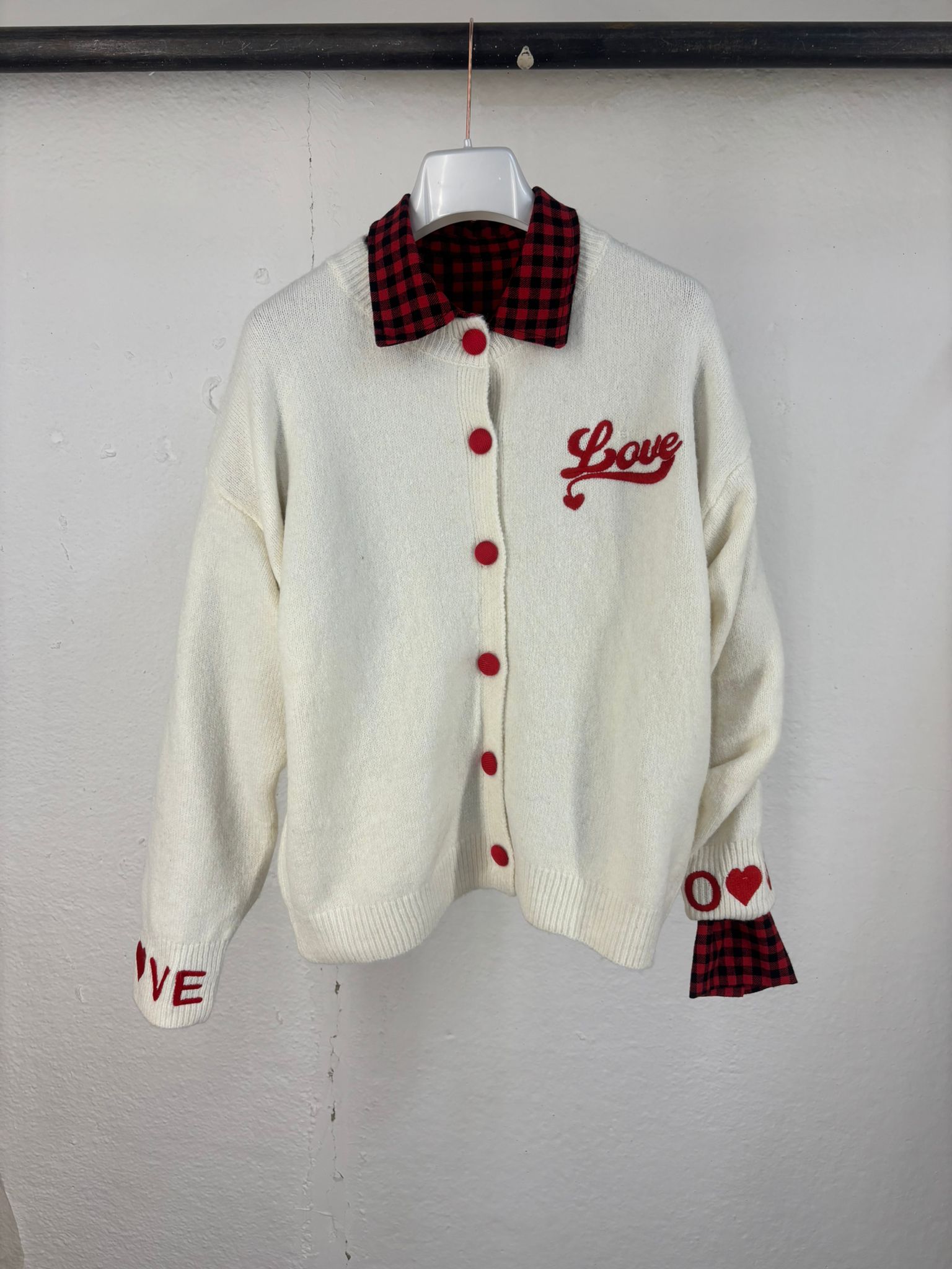 Cardigan con bottoni frontali e scritta frontale superiore e su polsini