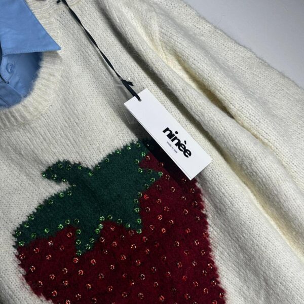 Maglione con bottoni laterali e fragola centrale