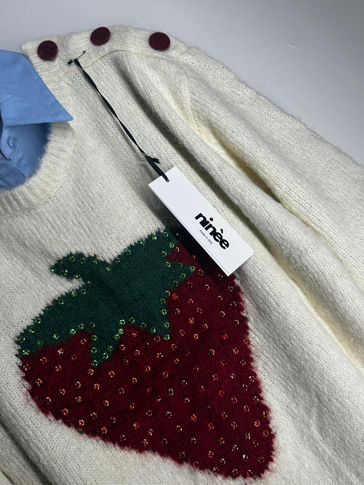 Maglione con bottoni laterali e fragola centrale