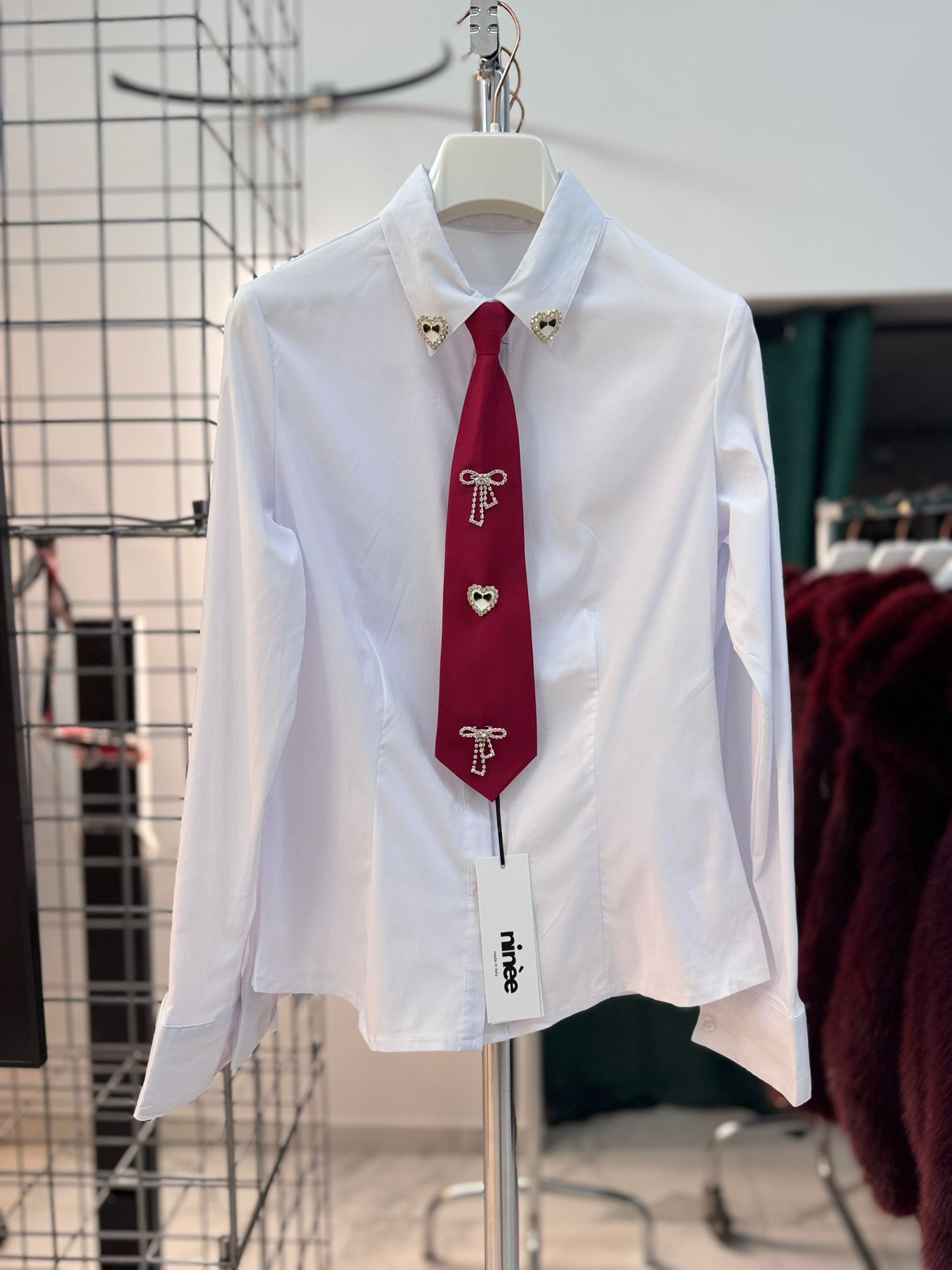 336 Camicia con cravatta e spille decorative nella parte frontale